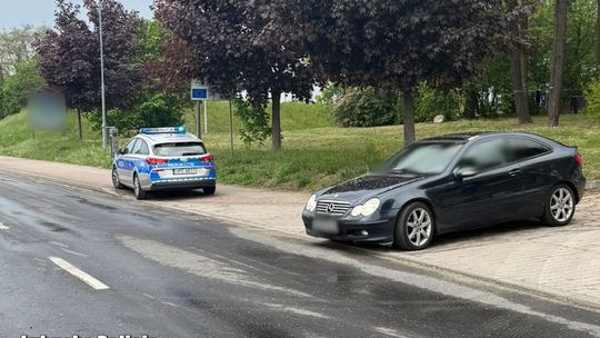 Potrącenie seniorki na chodniku. 74-latka trafiła do szpitala