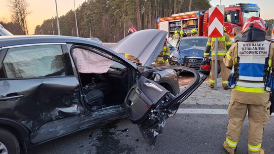Poważny wypadek z udziałem dwóch osobówek. Cztery osoby trafiły do szpitala