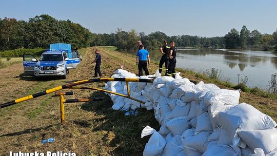 Powódź w Lubuskiem. Służby walczą z żywiołem i... z turystami. Ignorowanie zakazów wchodzenia na wały to poważne zagrożenie