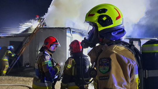 Pożar budynku mieszkalnego. Z ogniem walczyło 9 zastępów straży pożarnej