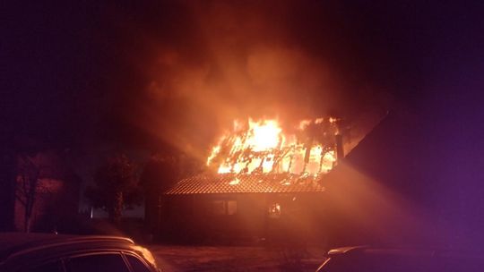 Pożar domu niedaleko Gorzowa. Rodzina straciła dorobek życia i prosi o pomoc