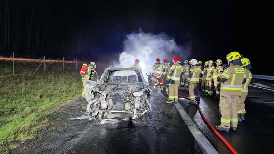 Pożar hybrydy na trasie do Gorzowa. Strażacy mieli trudne zadanie