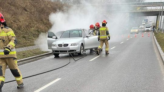 Pożar samochodu BMW. Kierowca doznał poparzeń