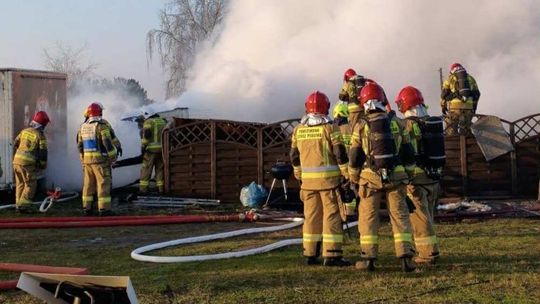 Pożar wagonu mieszkalnego pod Gorzowem. Do akcji ruszyło sześć zastępów straży