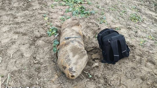 Pracował ciągnikiem na polu i nagle zauważył coś w ziemi. Natychmiast wezwano służby