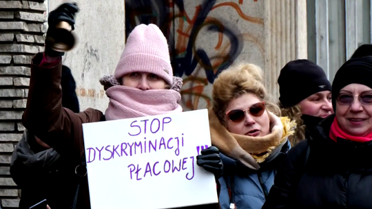 Pracownicy oświaty protestowali pod Urzędem