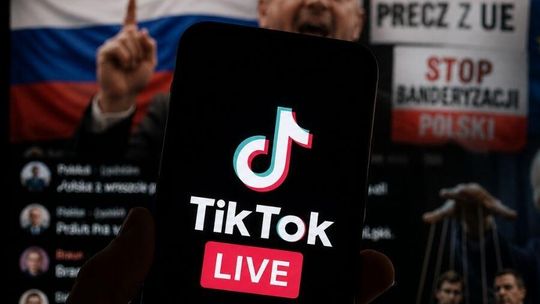 Propaganda i teorie spiskowe na TikToku. To może się opłacać