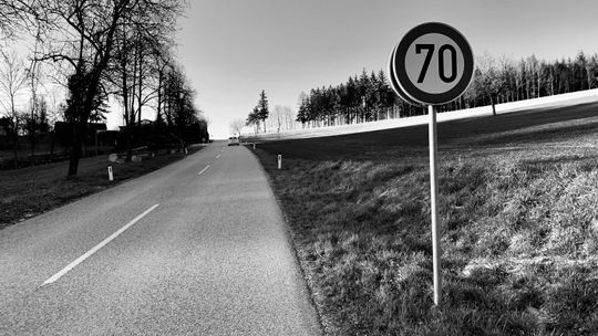 Przekroczenie prędkości i zatrzymanie prawa jazdy – kiedy kierowca może się odwołać?