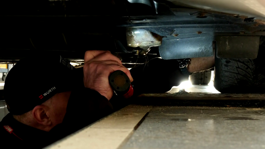 Przymrozki w mieście. Zima przypomina o sobie kierowcom