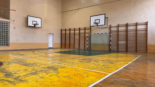 Remont sali gimnastycznej w Elektryku. Będzie nowa podłoga, instalacje i wyposażenie