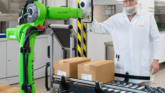 Roboty w Przemyśle 4.0 – jak automatyzacja procesów paletyzacji i logistyki rewolucjonizuje produkcję?