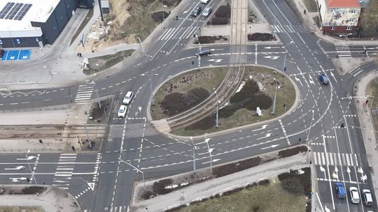 Nowe oznakowanie! Rondo Santockie: po światłach przyszły korki, po korkach. Miasto wymalowało nowe, docelowe oznakowanie