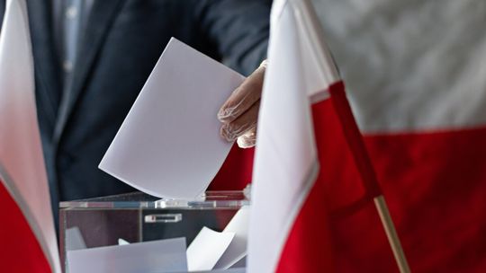 Rozłam na prawicy. PiS traci, Konfederacja depcze mu po piętach