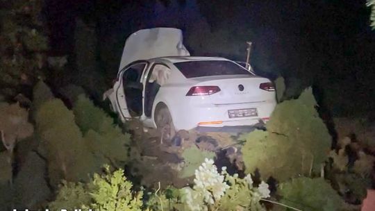 Uderzenie, alarm i przyjazd służb. Kierowca miał ponad promil alkoholu