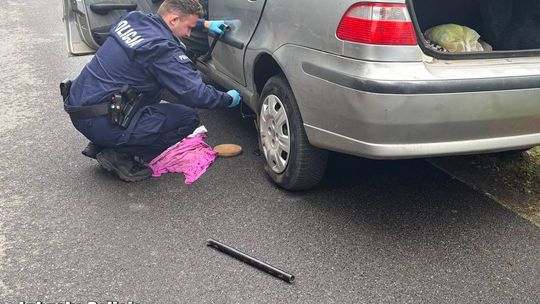 Senior miał problem podczas podróży. Wtedy pojawili się policjanci