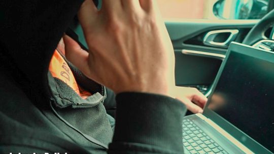 Senior odebrał telefon i stracił majątek. Oszuści podali się za służby
