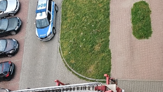 Seniorka zasłabła na balkonie. Funkcjonariusze ruszyli z pomocą
