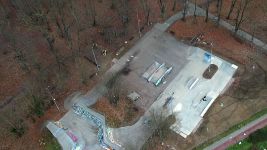 Skatepark w parku Kopernika gotowy – młodzież już testuje obiekt