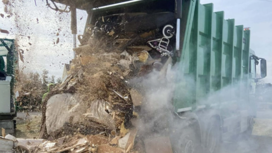 Śmieciarka nagle zaczęła dymić podczas odbioru. Winne mogło być coś, co wielu wyrzuca bez zastanowienia