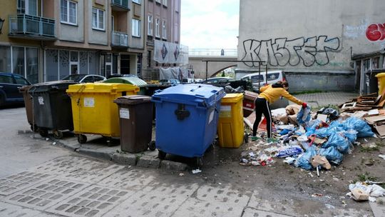 Śmietnisko na ulicy Lutyckiej