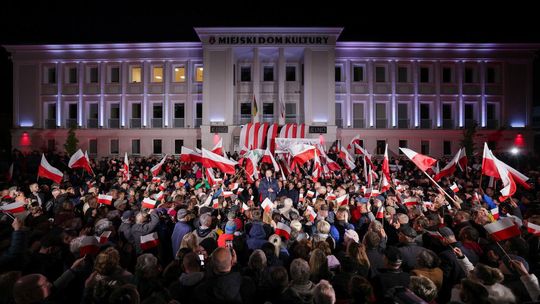 Społeczeństwo podzielone na dwa bieguny