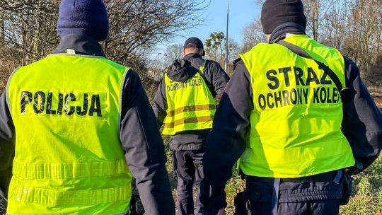 Stał przy torach i robił zdjęcia. Chwilę później został ujęty