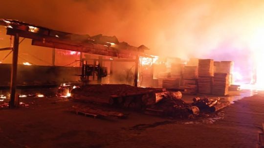 Stracili wszystko, co budowali przez lata. Pożar zniszczył rodzinny tartak