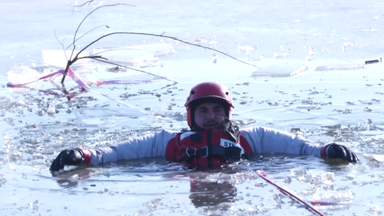 Strażacy z Gorzowa ćwiczą ratownictwo na zamarzniętych akwenach