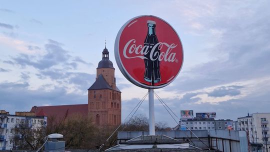 Symbol Gorzowa znika! Reklama Coca-Coli zdemontowana z dachu Arsenału