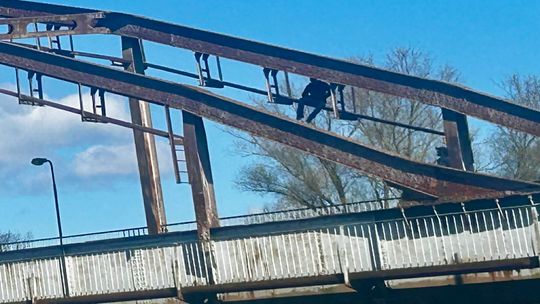 Szczęśliwy finał akcji na moście kolejowym. Pomogła rozmowa z policjantami Szczęśliwy finał akcji na moście kolejowym. Pomogła rozmowa z policjantami