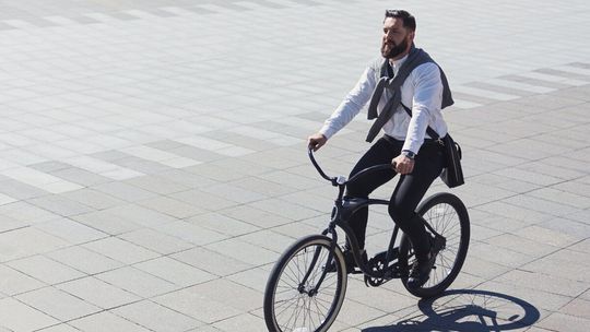 Tankowanie boli. Polacy przesiadają się na gravele i e-bike’i
