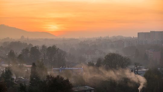 Tej zimy smog będzie zabijał jeszcze częściej. Tak się skończy spalanie plastikowych śmieci