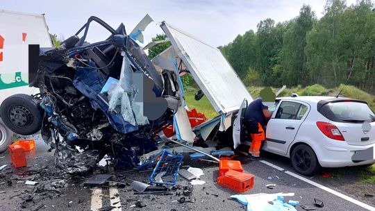 Tragiczny wypadek: Trzy osoby zakleszczone, jedna ofiara śmiertelna