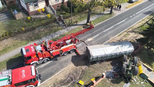 Traktor rozbity przed świtem. Policja szuka świadków zdarzenia
