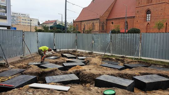 Trwa montaż instalacji artystycznej w centrum miasta