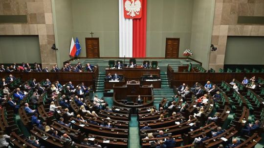 Tusk wygrywa, ale władzę może przejąć prawica. Podział mandatów