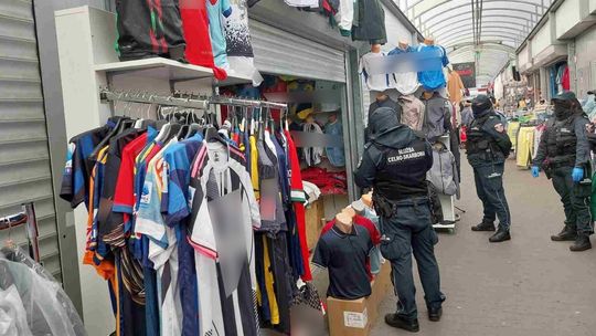 Tysiące sztuk odzieży na bazarze pod lupą. Skala zaskakuje Tysiące sztuk odzieży na bazarze pod lupą. Skala zaskakuje