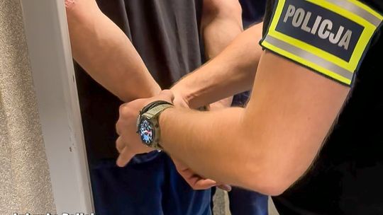 Uciekał przed policją, bo nie powinien prowadzić. Grozi mu 7,5 roku
