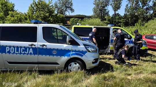 Uciekał przed policją przez pola i chował się w wodzie. Wpadł z narkotykami