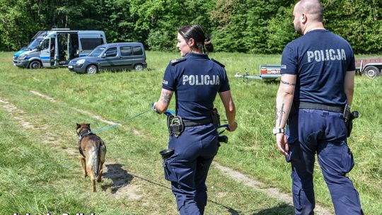 Uciekł skacząc z okna. Policja prosi o pomoc