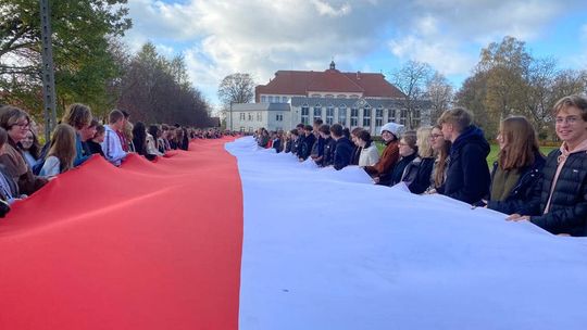 Uczniowie II LO rozwinęli 100 m flagę