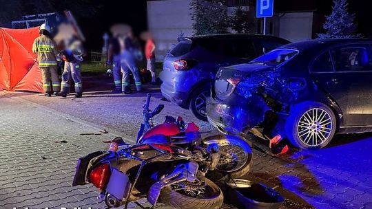 Uderzyli motocyklem w zaparkowany samochód. Dwóch braci zginęło w wypadku