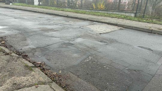 Ulica pełna dziur, wody i zapadnięć – miasto odpowiada, kiedy to naprawi