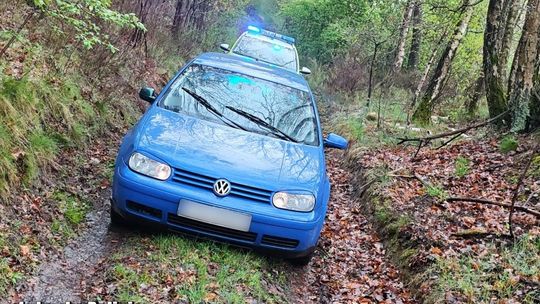 Uszkodzona lampa zdradziła kierowcę. Potem zaczęła się ucieczka
