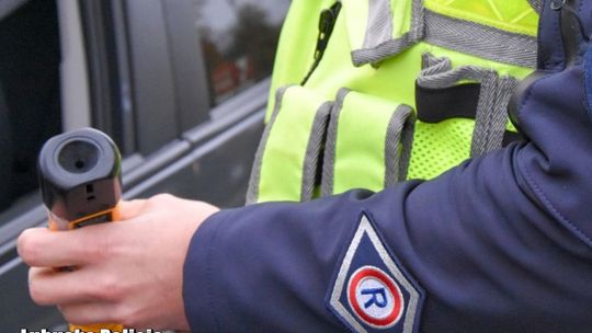 Uszkodzone Audi zwróciło uwagę policjantów. To, co odkryli, zaskakuje