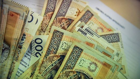 Uważajcie na oszustów! Kobieta wyłudziła 100 tys. złotych