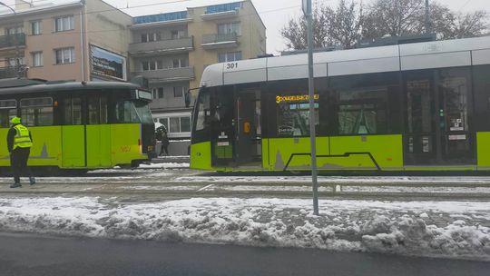 Nietypowe zdarzenie w centrum Gorzowa. Tramwaj wypadł z szyn!