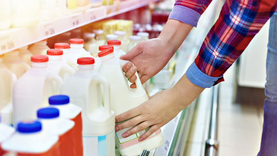 W sklepach jest trochę taniej. Inflacja nam odpuszcza W sklepach jest trochę taniej. Inflacja nam odpuszcza