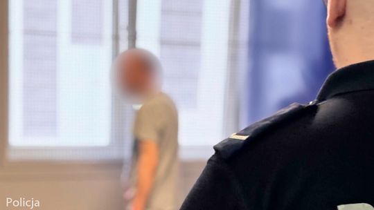 W środku nocy w mieście pojawił się ogień. Chwilę później policjanci trafili na niego