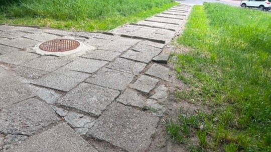 W tym miejscu łatwo o wypadek. Chodnik i schody wołają o remont
